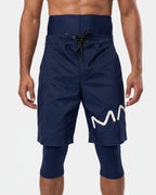 Détail du logo réfléchissant sur la cuisse du short de bain awra bleu marine My Qamis Homme