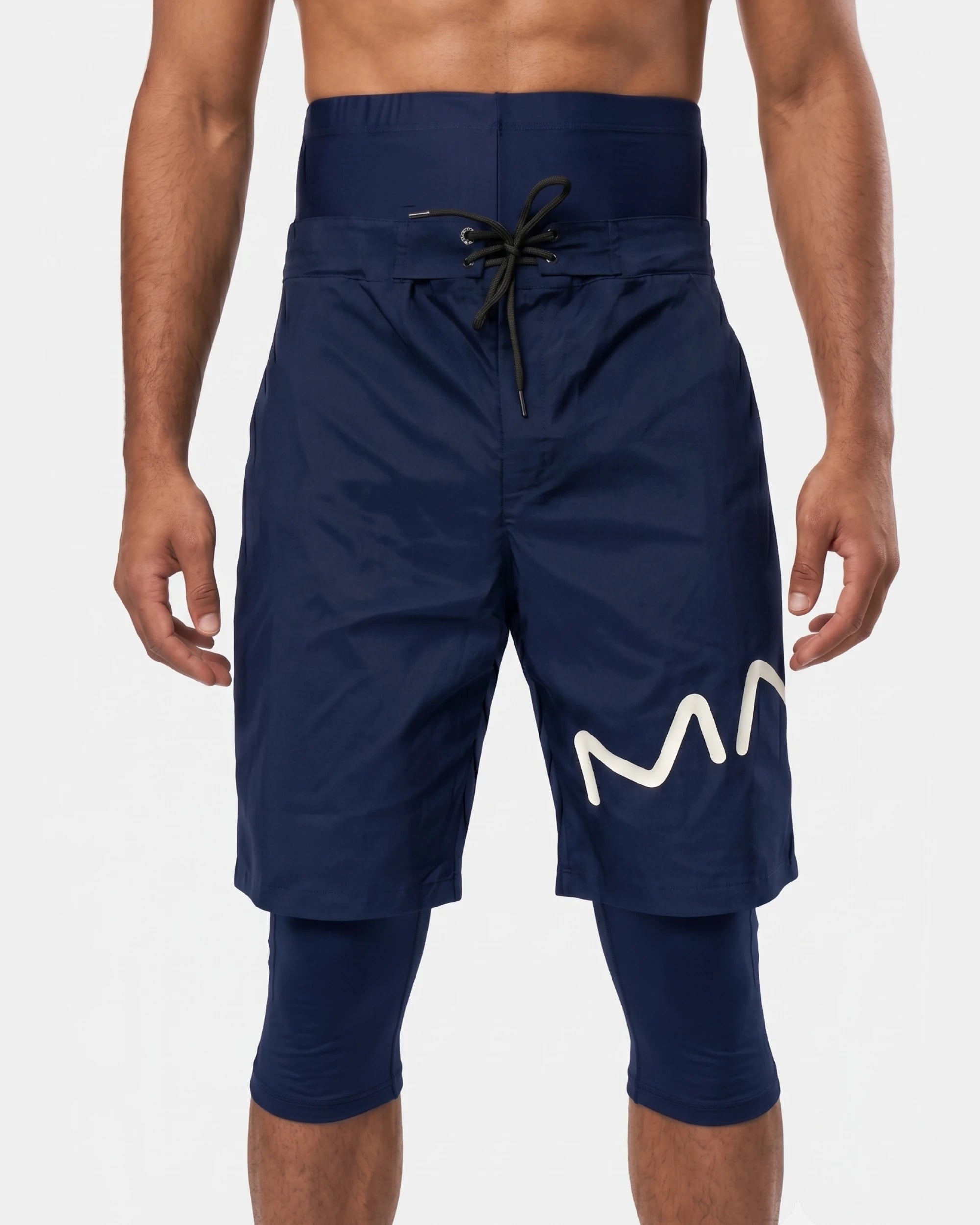 Détail du logo réfléchissant sur la cuisse du short de bain awra bleu marine My Qamis Homme