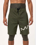Homme portant le short de bain awra kaki My Qamis Homme, coupe pudique et legging intégré
