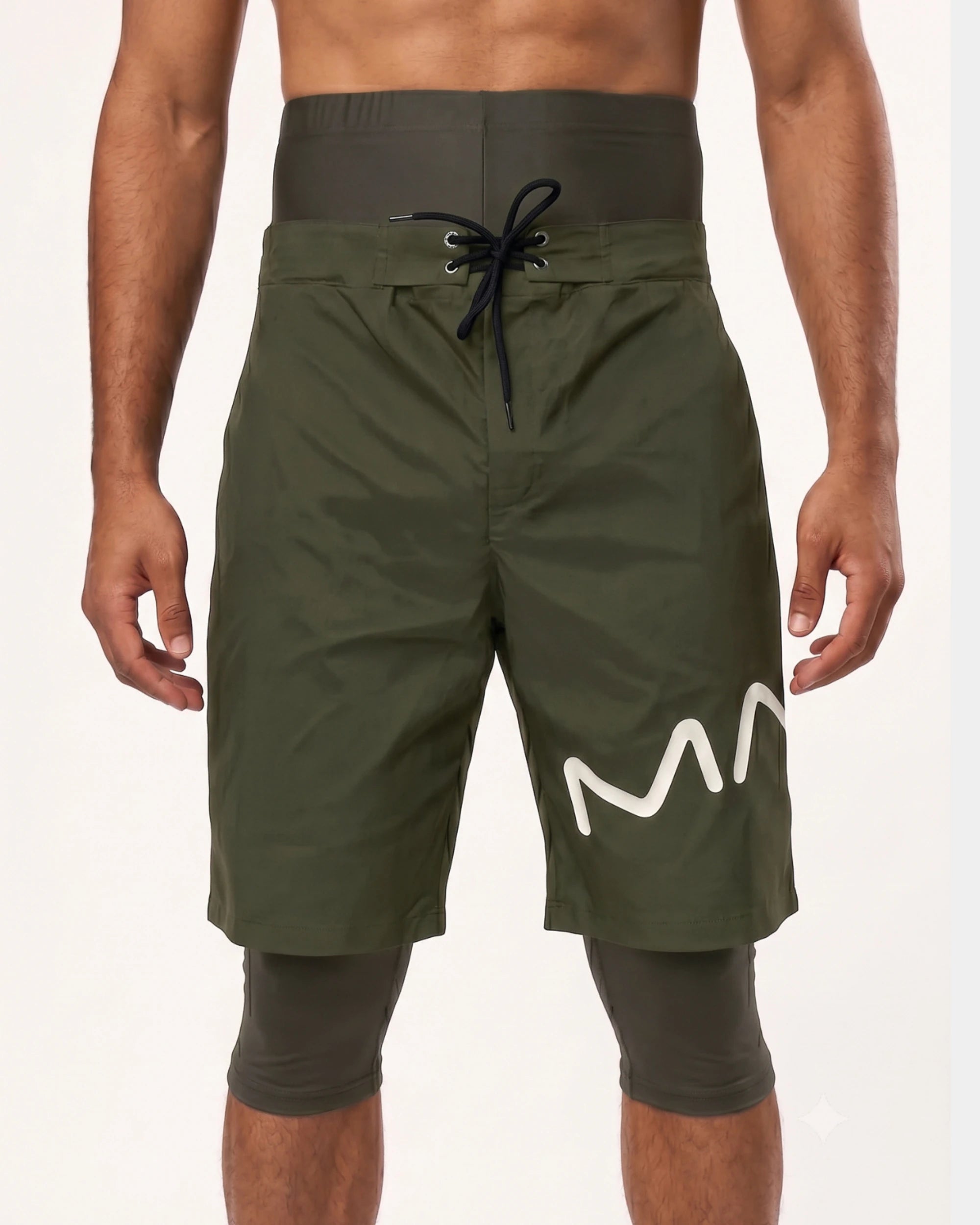 Homme portant le short de bain awra kaki My Qamis Homme, coupe pudique et legging intégré
