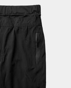 Homme portant le short de bain awra noir My Qamis Homme, coupe pudique et legging intégré
