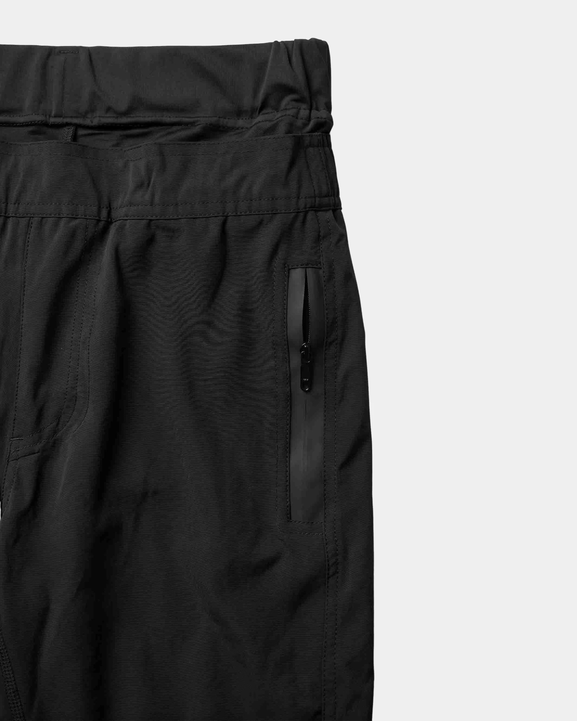 Homme portant le short de bain awra noir My Qamis Homme, coupe pudique et legging intégré
