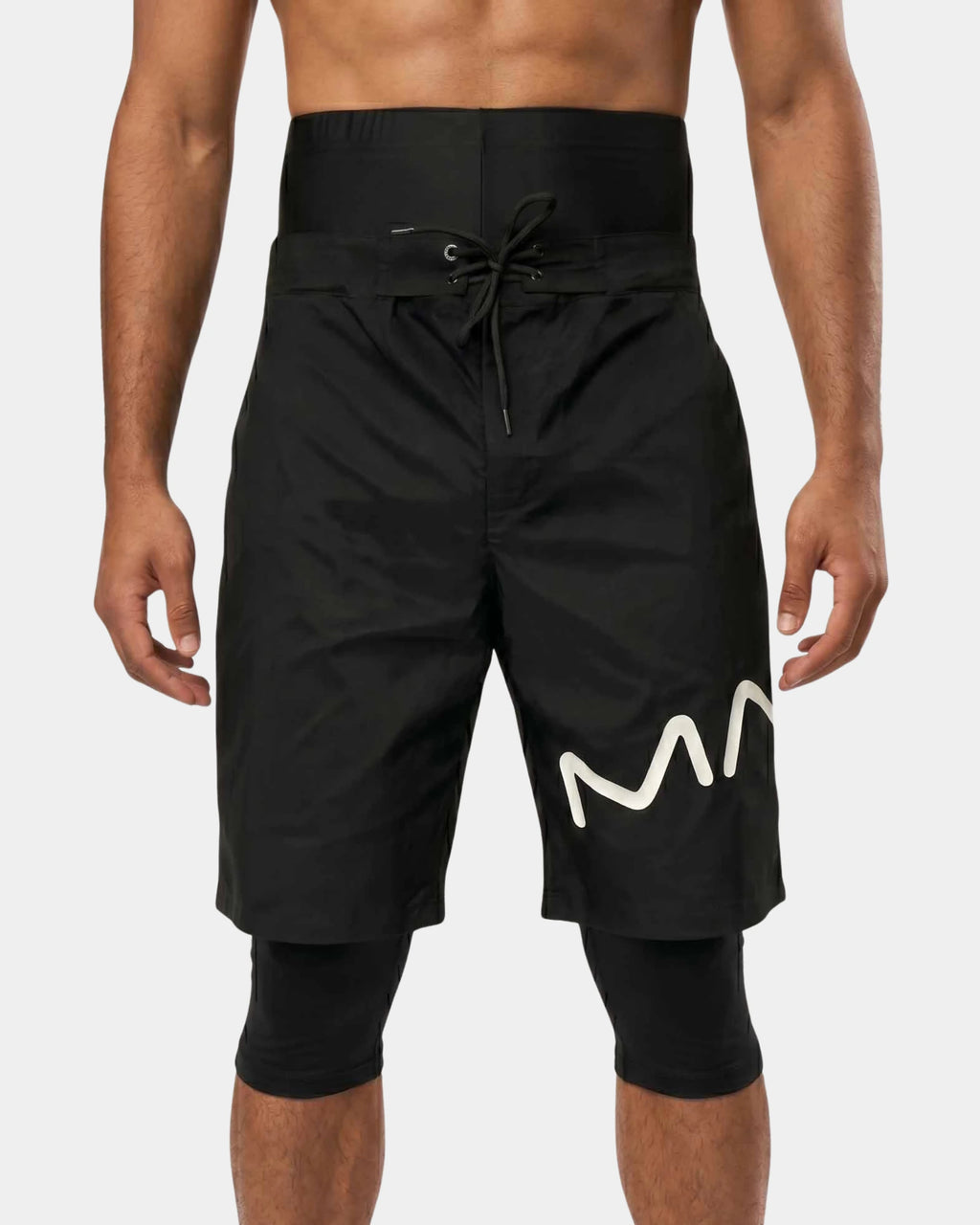Homme portant le short de bain awra noir My Qamis Homme, coupe pudique et legging intégré
