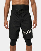 Homme portant le short de bain awra noir My Qamis Homme, coupe pudique et legging intégré