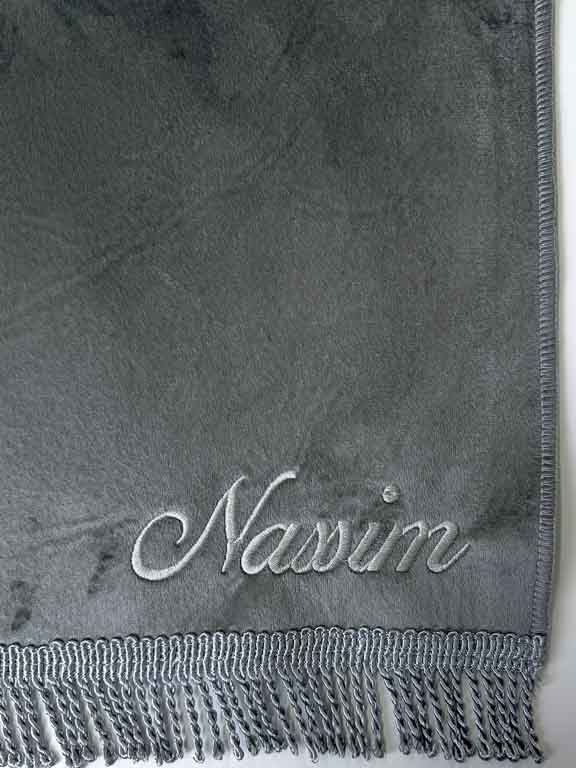 tapis de prière personnalisé en gris avec broderie blanche