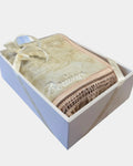 Tapis de prière personnalisé beige, broderie prénom, épais et antidérapant, présenté dans un coffret cadeau avec ruban