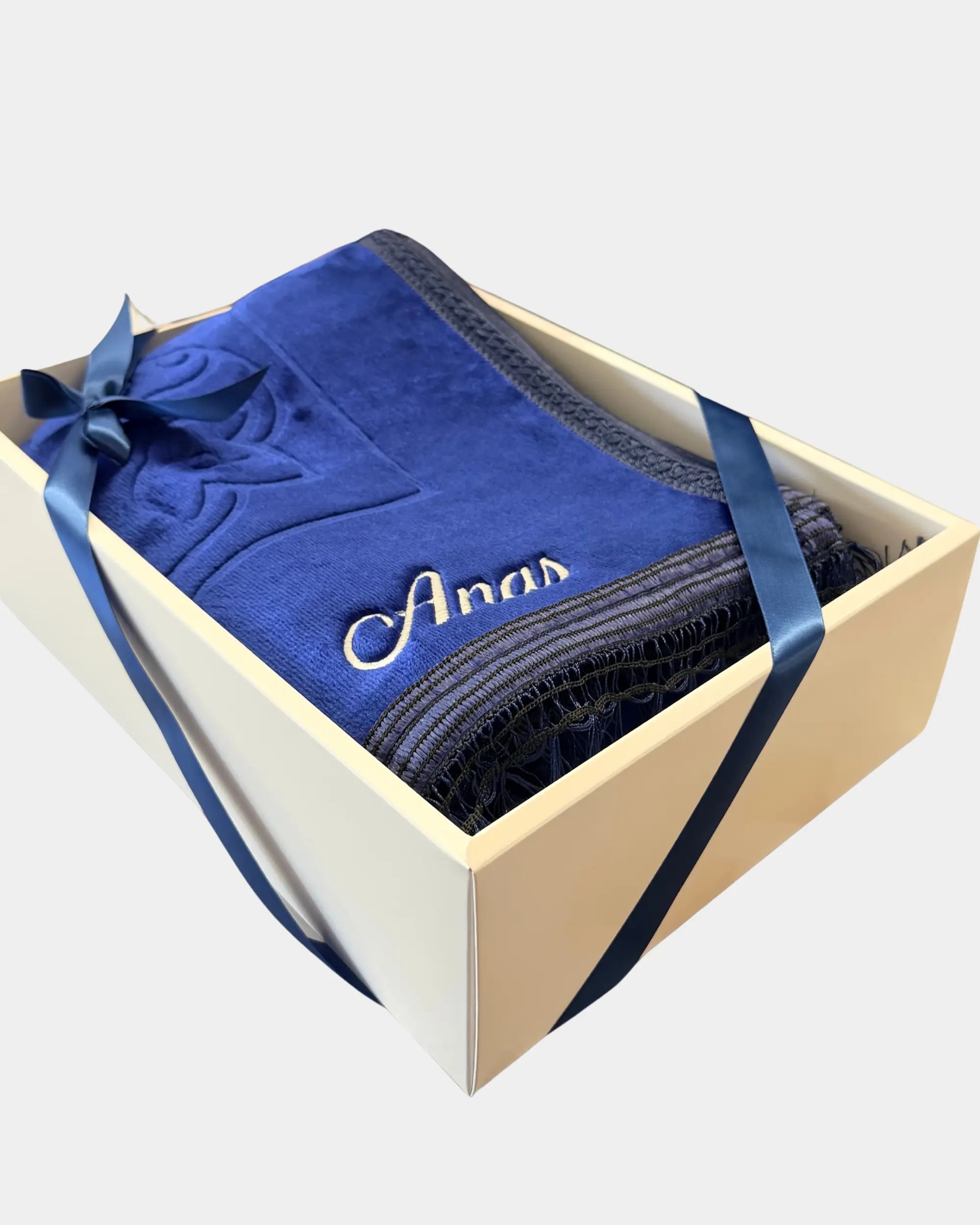 Tapis de prière personnalisé bleu marine, broderie prénom, épais et antidérapant, présenté dans un coffret cadeau avec ruban