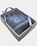 Tapis de prière personnalisé gris clair, broderie prénom, épais et antidérapant, présenté dans un coffret cadeau avec ruban