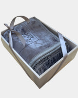 Tapis de prière personnalisé gris clair, broderie prénom, épais et antidérapant, présenté dans un coffret cadeau avec ruban