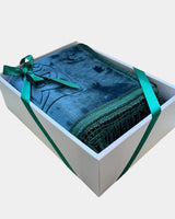Tapis de prière personnalisé vert canard, broderie prénom, épais et antidérapant, présenté dans un coffret cadeau avec ruban