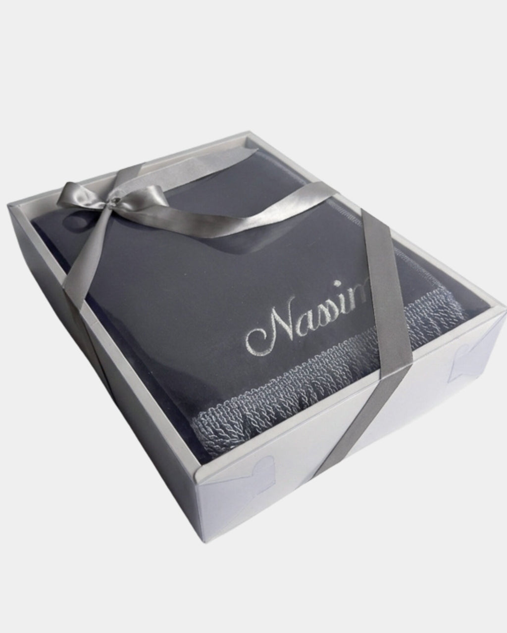 Tapis de prière en velours gris anthracite avec le prénom Nassim brodé en fil argenté, présenté dans un coffret cadeau blanc noué d'un ruban gris assorti