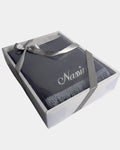 Tapis de prière en velours gris anthracite avec le prénom Nassim brodé en fil argenté, présenté dans un coffret cadeau blanc noué d'un ruban gris assorti
