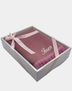 Tapis de prière en velours rose avec le prénom Ines brodé en fil blanc, présenté dans un coffret cadeau blanc noué d'un ruban rose assorti
