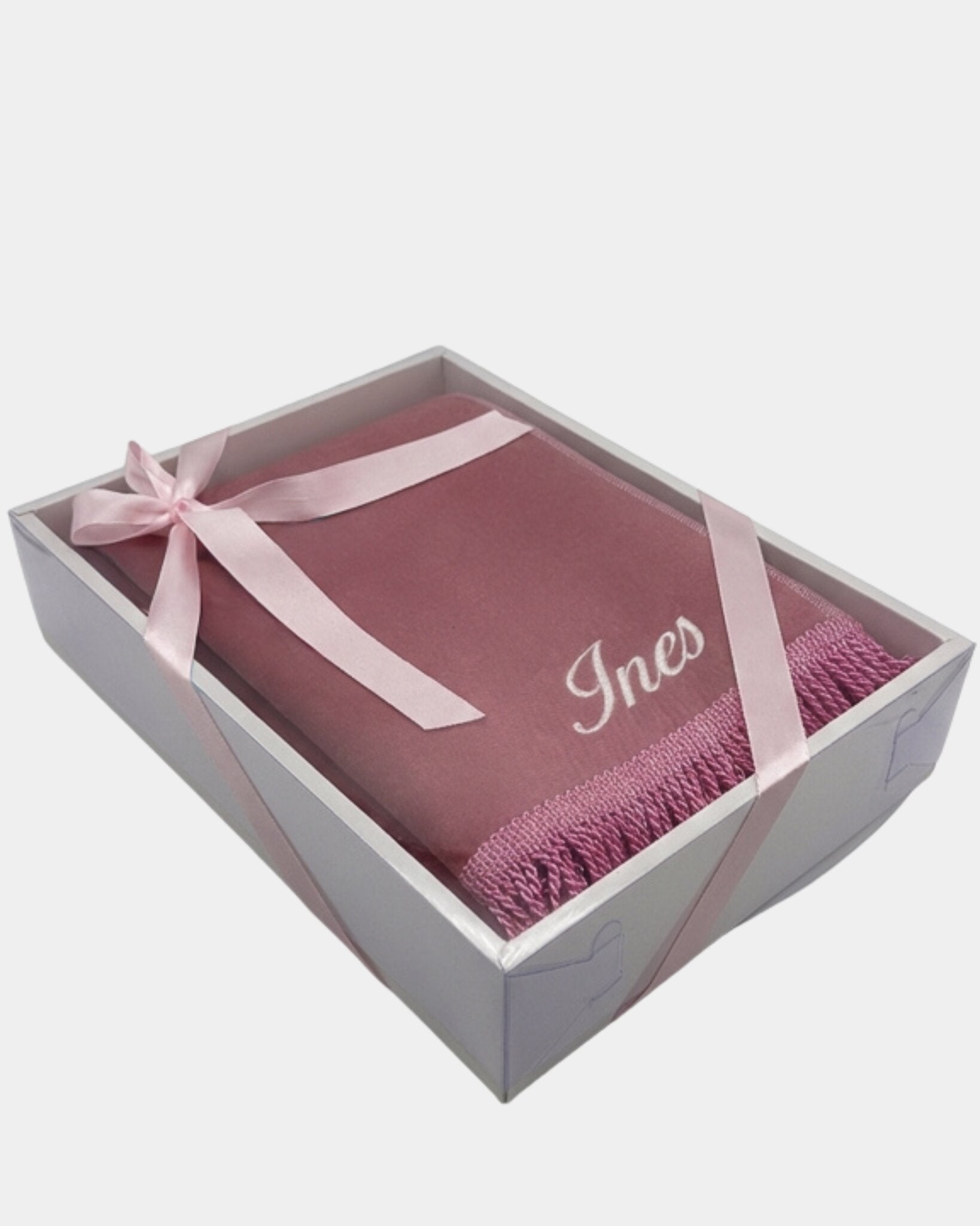 Tapis de prière en velours rose avec le prénom Ines brodé en fil blanc, présenté dans un coffret cadeau blanc noué d'un ruban rose assorti