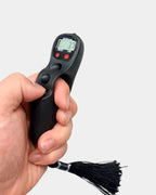 Tasbih électronique noir tenu en main, compteur digital et boutons RESET/LED