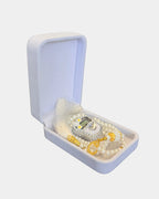 Tasbih en perles blanches nacrees avec compteur digital et pompon, presente dans un coffret en velours blanc ouvert