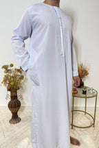 Qamis Emirati avec cravate - Blanc Bleutée - My Qamis Homme