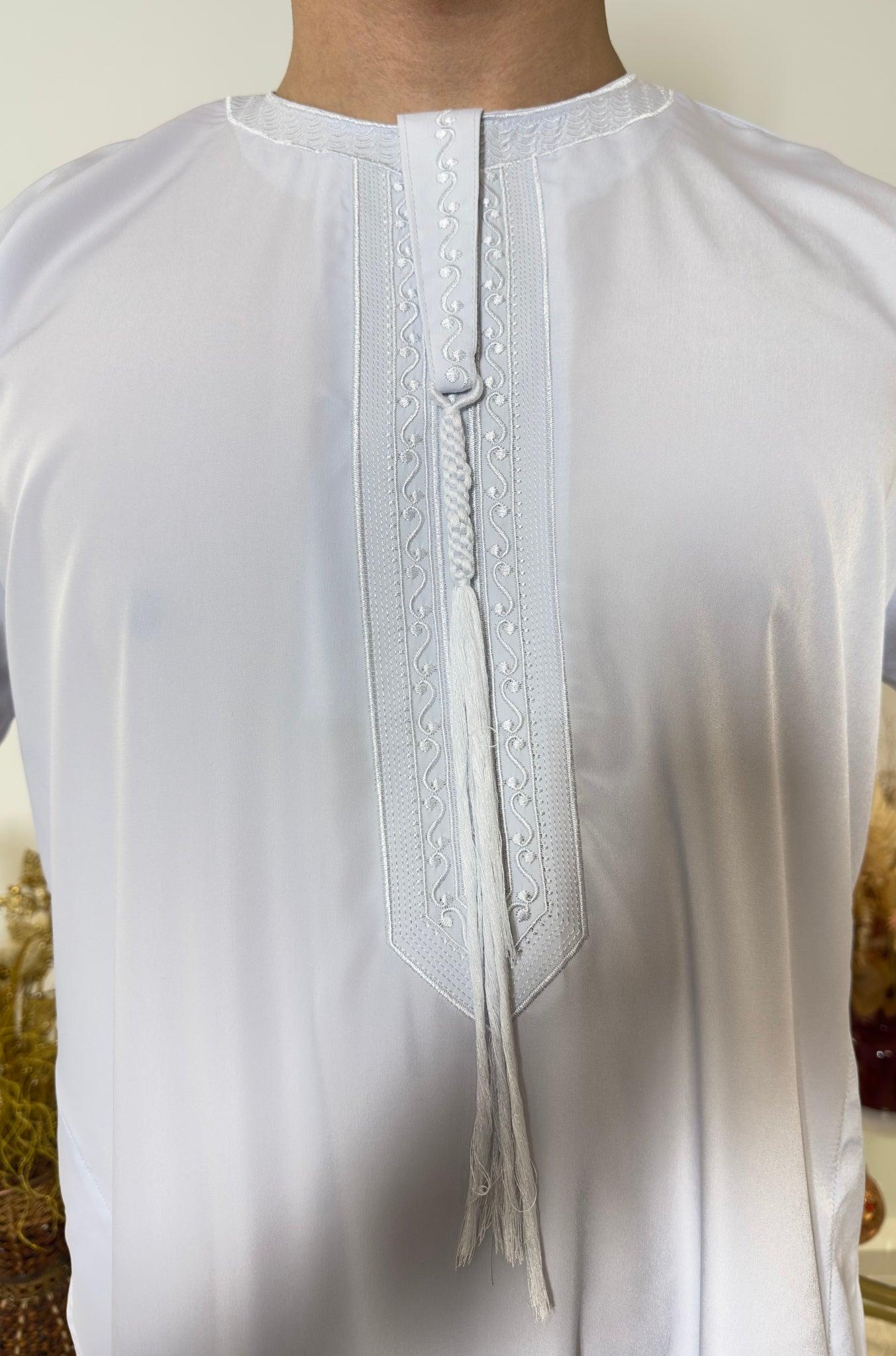 Qamis Emirati avec cravate - Blanc Bleutée - My Qamis Homme