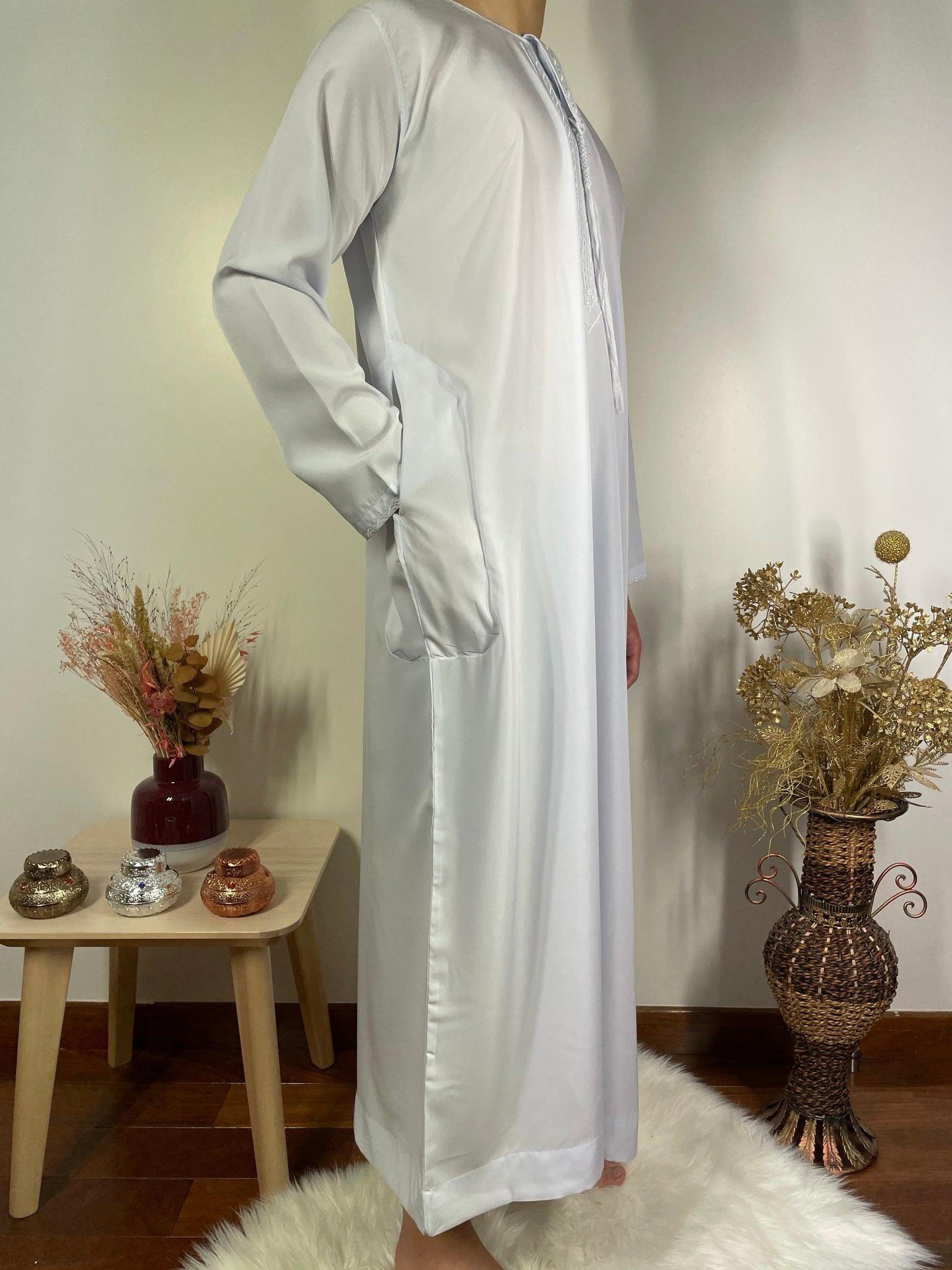 Qamis Emirati avec cravate - Blanc Bleutée - My Qamis Homme